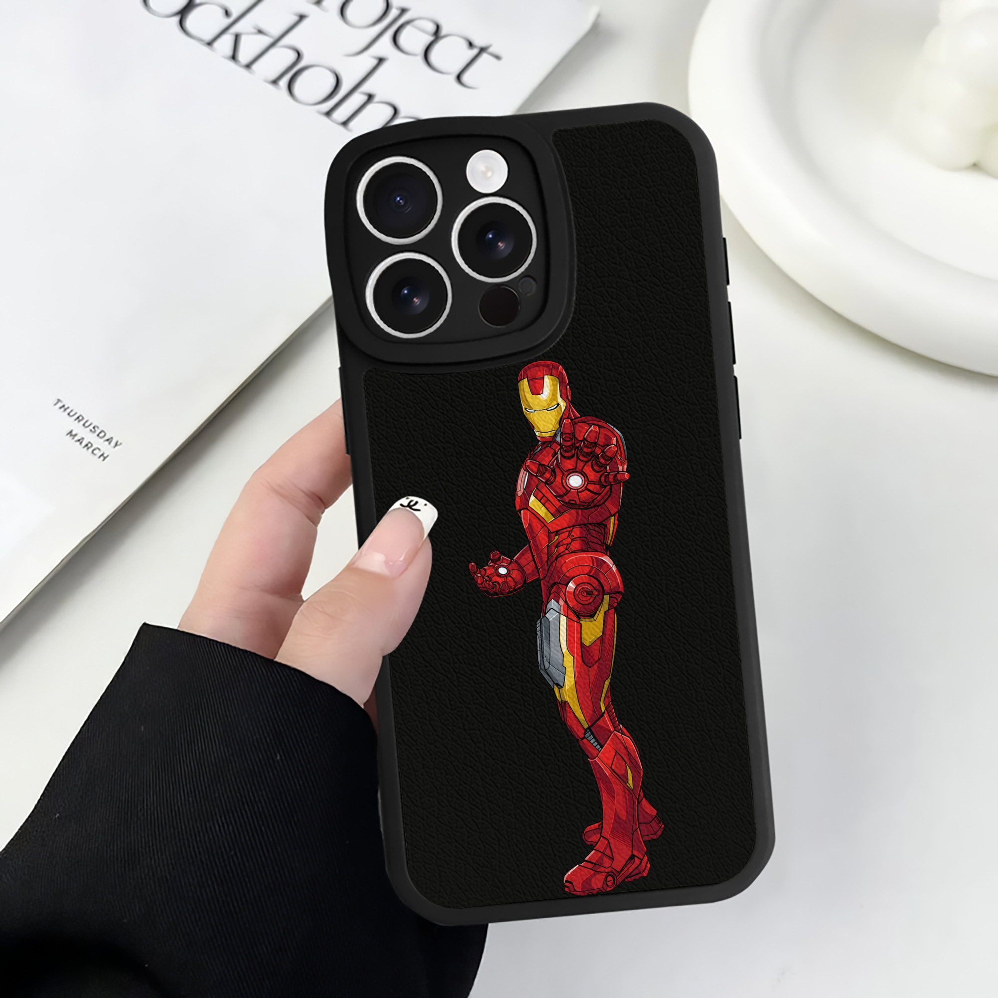 （画像用） アベンジャーズ The Avengers 【iPhone 16シリーズ対応】シリコンスマホケース（レザー調） 材質：シリコン